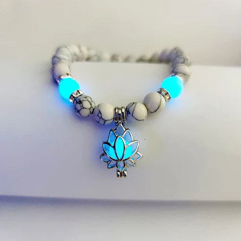 Lotus Dunkeln leuchtet Charme-Armband