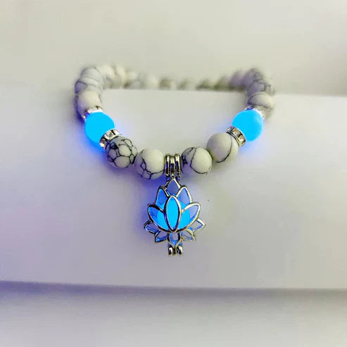 Lotus Dunkeln leuchtet Charme-Armband