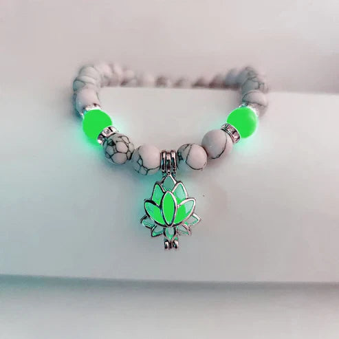 Lotus Dunkeln leuchtet Charme-Armband