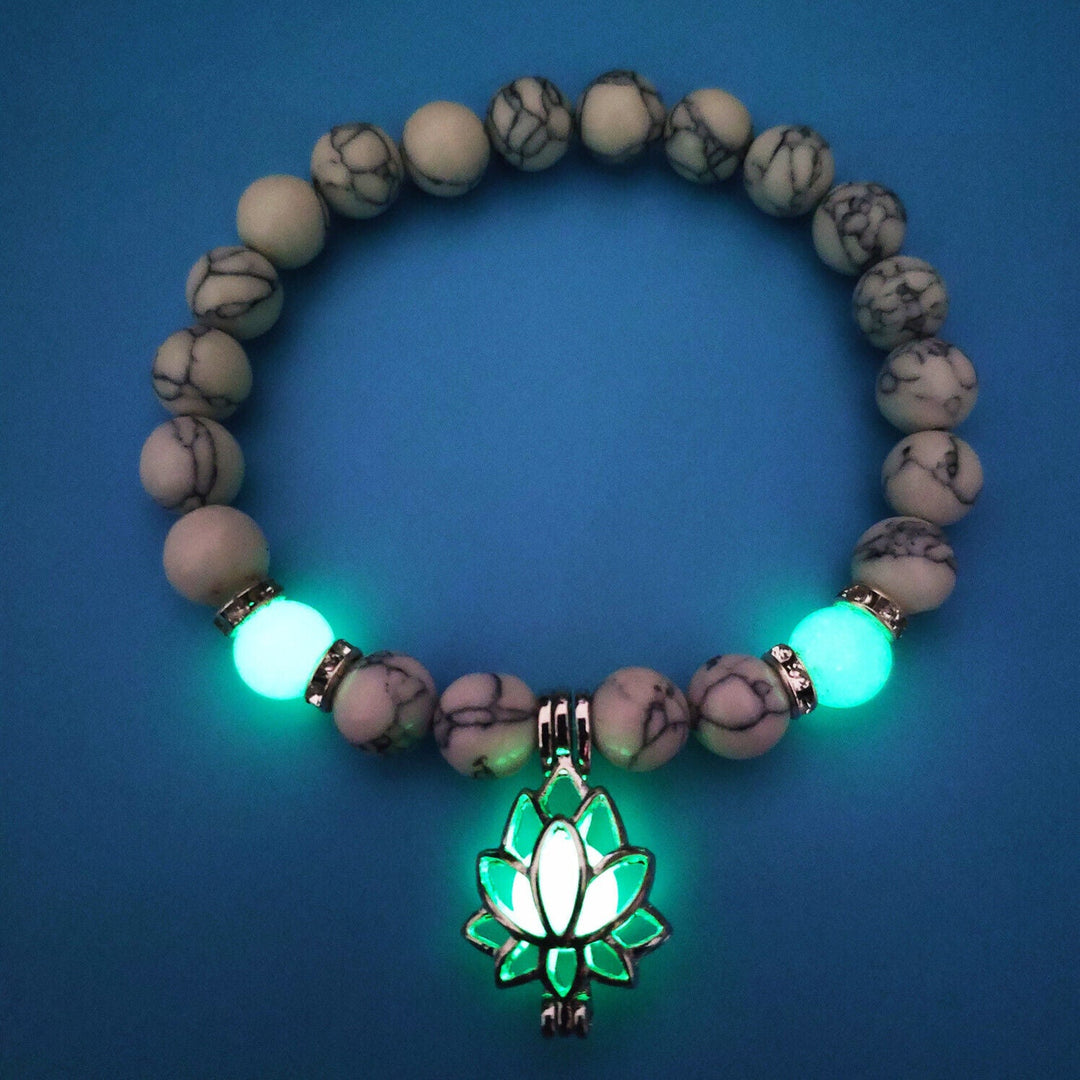 Lotus Dunkeln leuchtet Charme-Armband